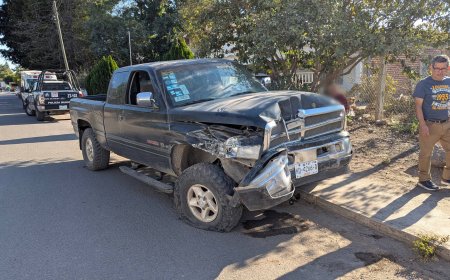 Camioneta provoca carambola y termina incrustada en una vivienda en Zacoalco de Torres