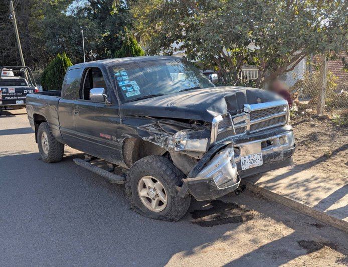 Camioneta provoca carambola y termina incrustada en una vivienda en Zacoalco de Torres