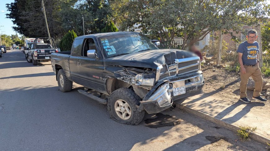 Camioneta provoca carambola y termina incrustada en una vivienda en Zacoalco de Torres