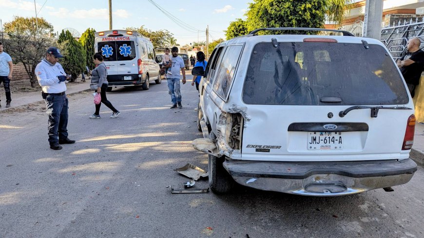 Camioneta provoca carambola y termina incrustada en una vivienda en Zacoalco de Torres