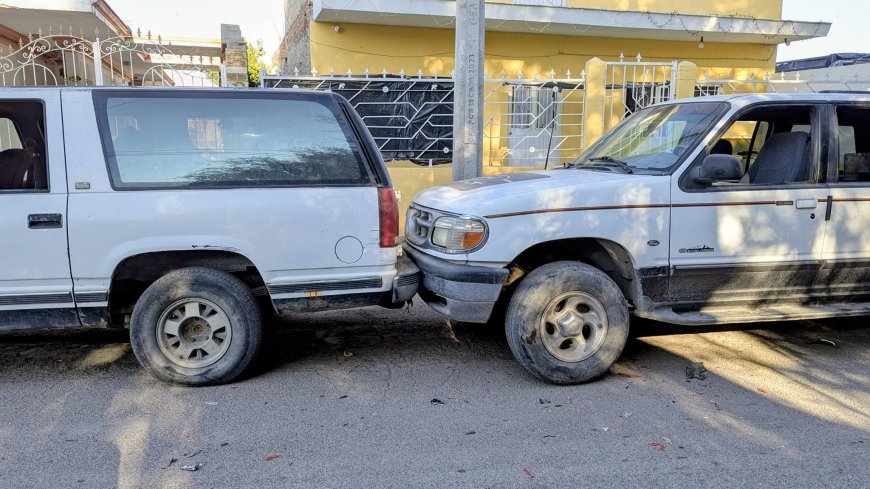 Camioneta provoca carambola y termina incrustada en una vivienda en Zacoalco de Torres