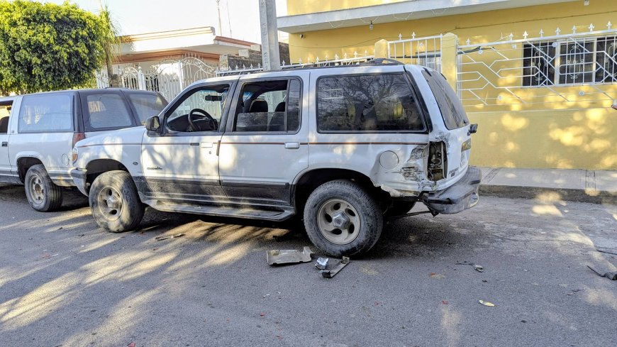 Camioneta provoca carambola y termina incrustada en una vivienda en Zacoalco de Torres