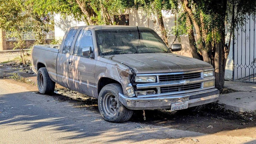 Camioneta provoca carambola y termina incrustada en una vivienda en Zacoalco de Torres