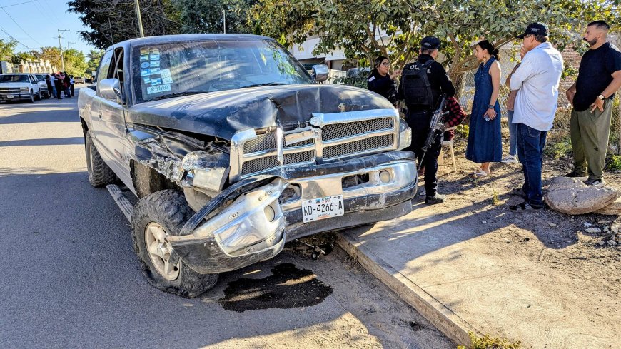 Camioneta provoca carambola y termina incrustada en una vivienda en Zacoalco de Torres
