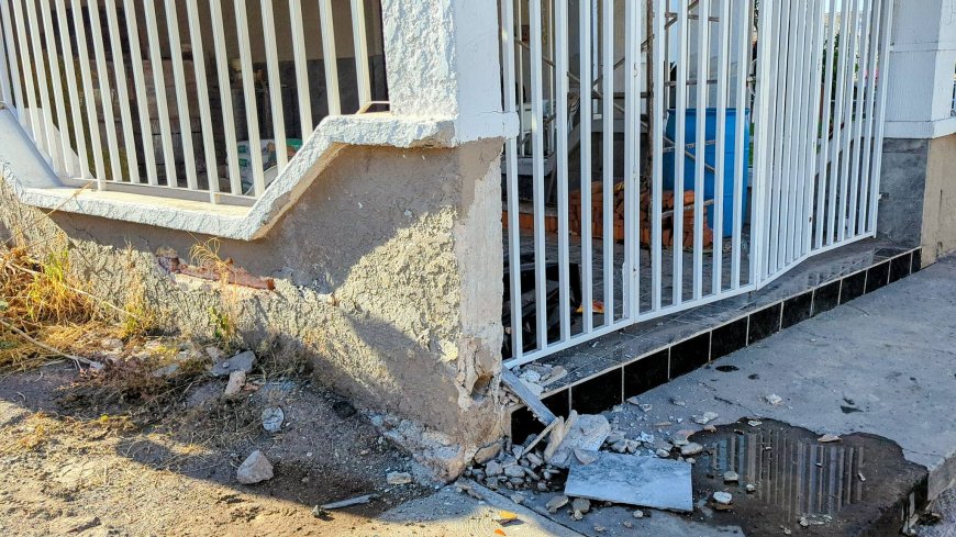 Camioneta provoca carambola y termina incrustada en una vivienda en Zacoalco de Torres